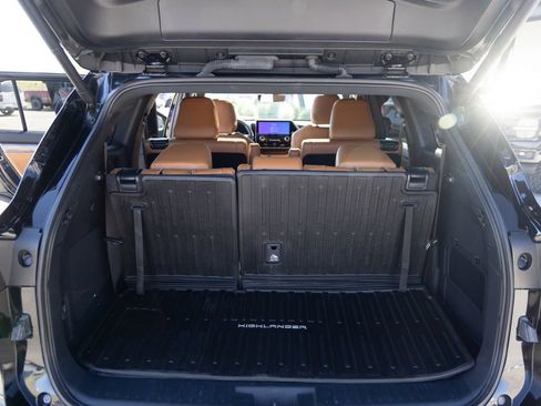 Used 2024 Toyota Highlander Platinum AWD/4WD image 18