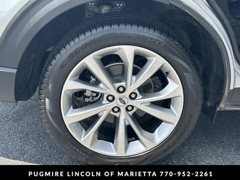 Used 2022 Ford Explorer Platinum w/ Equipment Group 601A AWD/4WD image 17