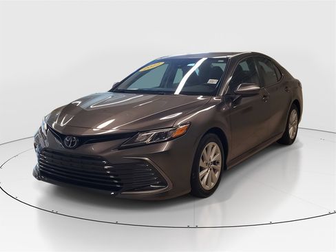 Certified 2022 Toyota Camry LE image 3