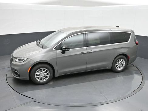 Used 2025 Chrysler Pacifica Select FWD image 37