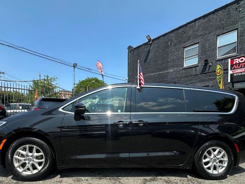 Used 2023 Chrysler Pacifica Touring-L FWD image 4