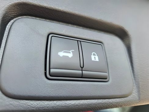 Used 2024 Nissan Rogue SV image 9