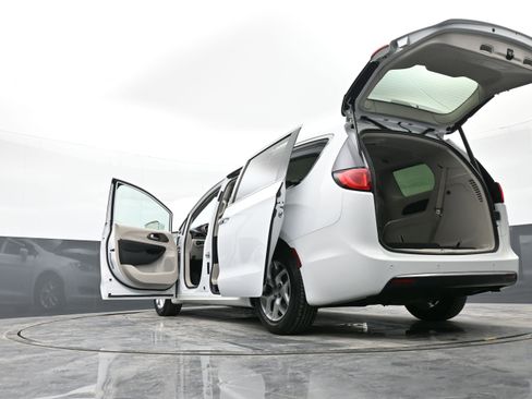 Used 2018 Chrysler Pacifica Touring Plus w/ Tire & Wheel Group image 52