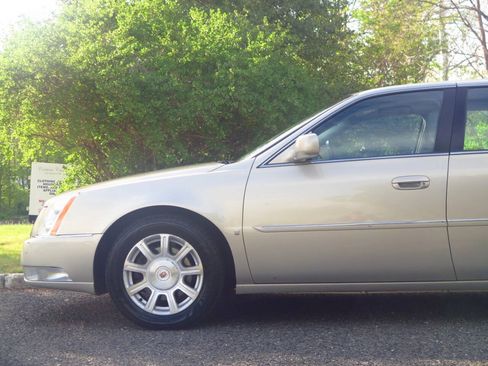 Used 2009 Cadillac DTS w/ Trunk Convenience Package FWD image 30