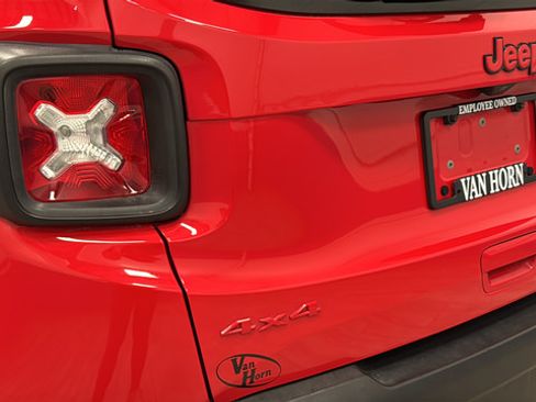Used 2022 Jeep Renegade Latitude AWD/4WD image 37