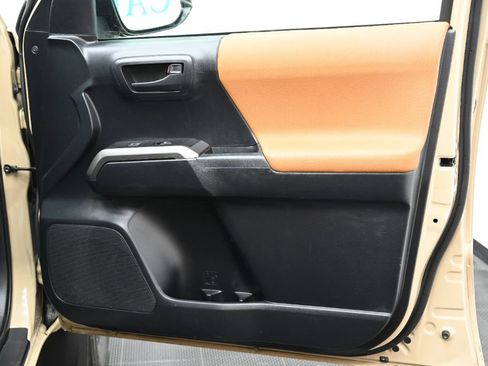 Used 2020 Toyota Tacoma SR5 AWD/4WD image 22
