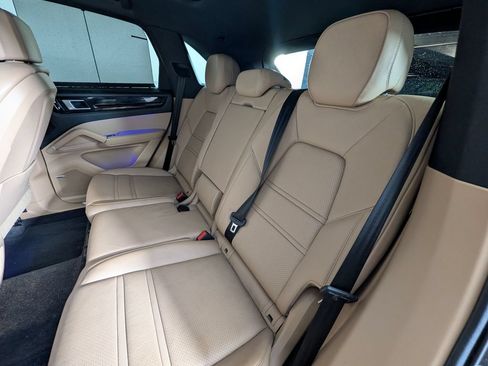 Used 2020 Porsche Cayenne AWD/4WD image 22