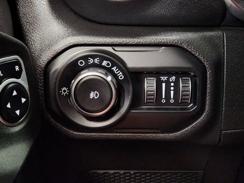 Used 2018 Jeep Wrangler Unlimited Sahara image 42