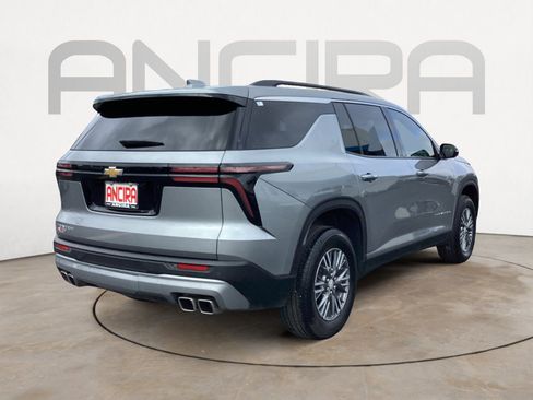 Used 2025 Chevrolet Traverse LT FWD image 14