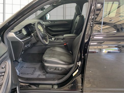 New 2025 Jeep Grand Cherokee L Altitude image 9