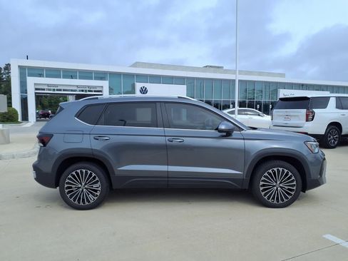 Certified 2025 Volkswagen Taos SE FWD image 3