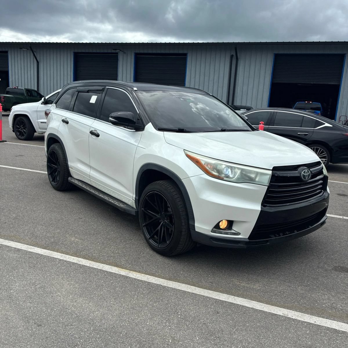 Used 2016 Toyota Highlander Limited w/ Driver Technology Package FWD image 5