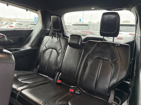 Used 2024 Chrysler Pacifica Touring-L w/ Uconnect Theater Family Group image 33