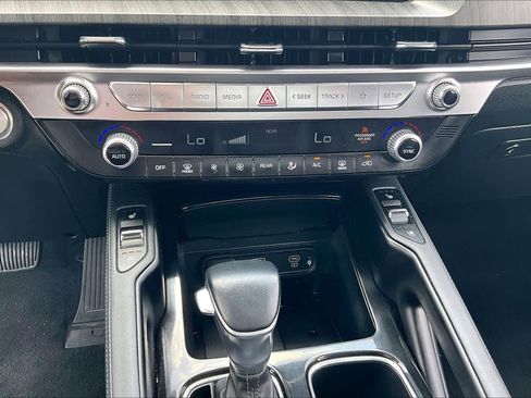 Used 2024 Kia Telluride EX w/ EX Captain's Chair Package FWD image 32