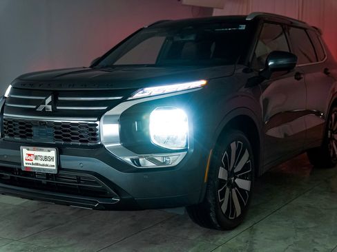 Used 2025 Mitsubishi Outlander SE image 37