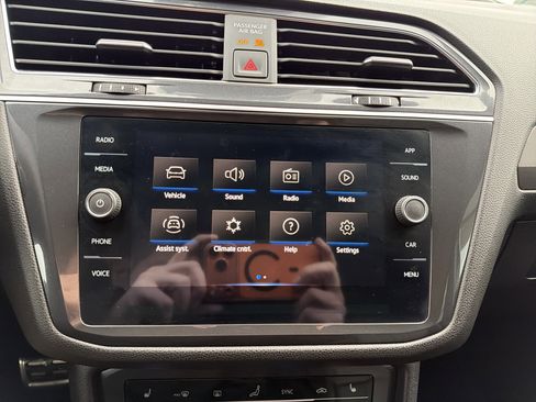 Used 2023 Volkswagen Tiguan SE R-Line image 14