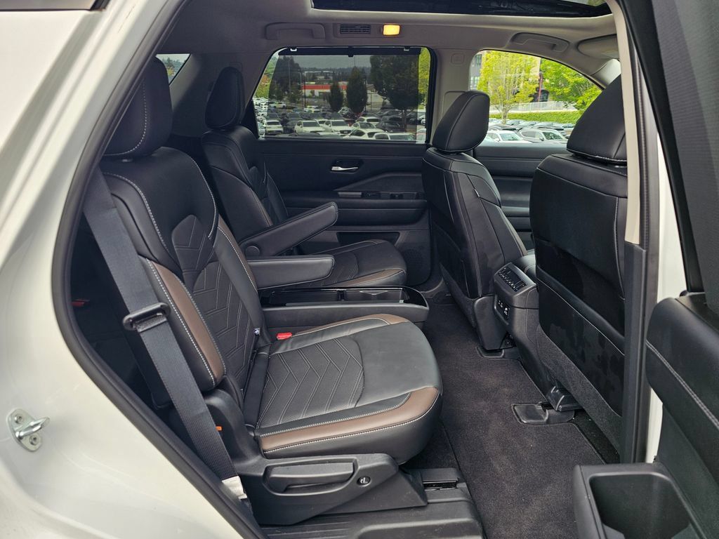 Used 2024 Nissan Pathfinder Platinum AWD/4WD image 28