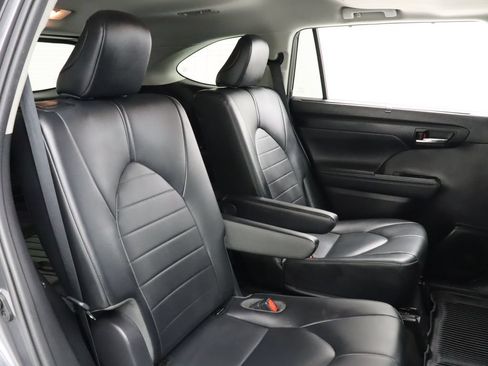 Used 2021 Toyota Highlander XLE AWD/4WD image 31