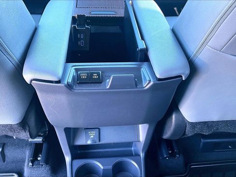 Used 2024 Toyota Sienna XLE image 33