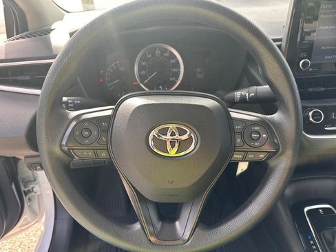 Used 2022 Toyota Corolla LE image 12