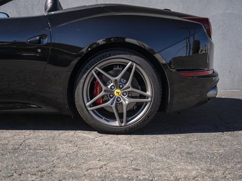 Used 2015 Ferrari California T image 22