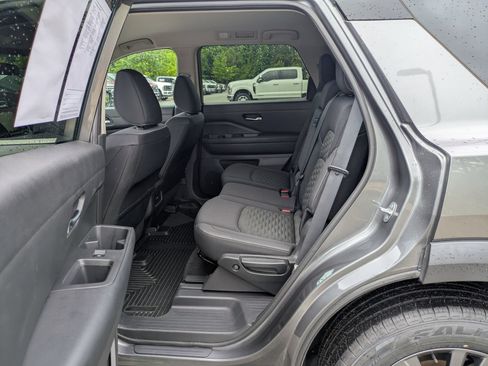 Used 2022 Nissan Pathfinder SV AWD/4WD image 29