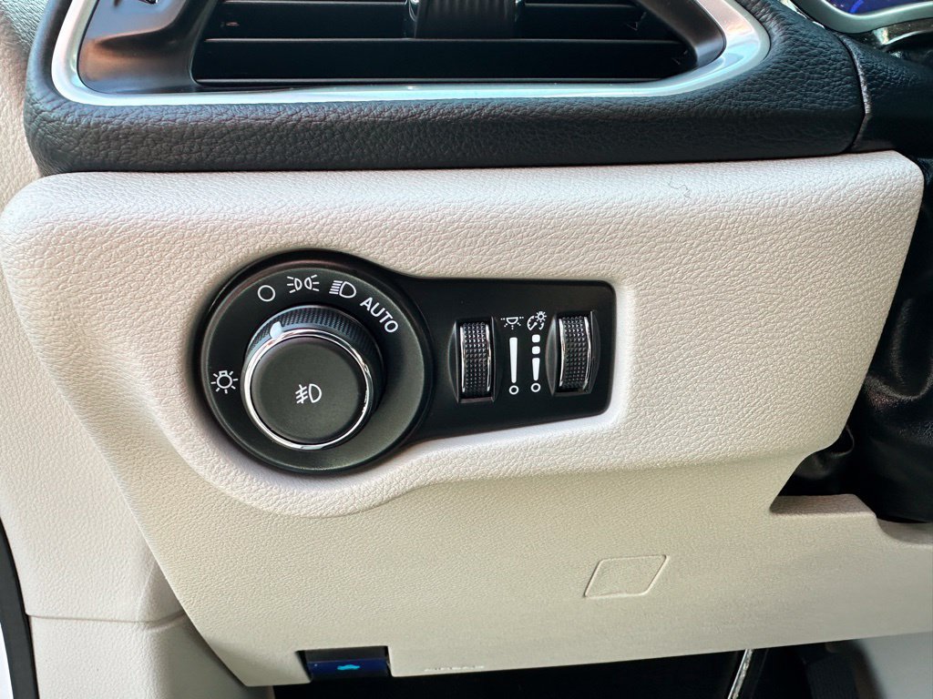 Used 2024 Chrysler Pacifica Limited FWD image 23