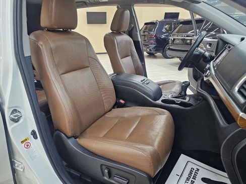 Used 2019 Toyota Highlander Limited Platinum FWD image 21