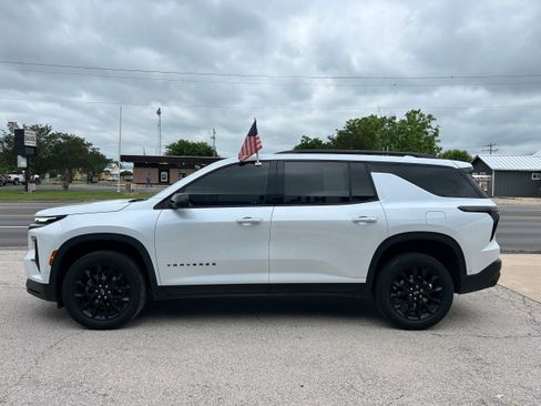 Used 2024 Chevrolet Traverse LT w/ Enhanced Driving Package FWD image 4