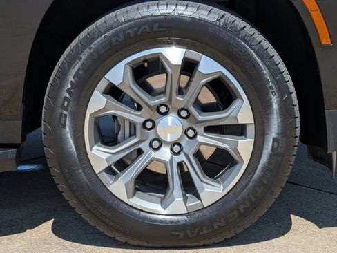 Used 2025 Chevrolet Suburban LT w/ Comfort Package AWD/4WD image 10
