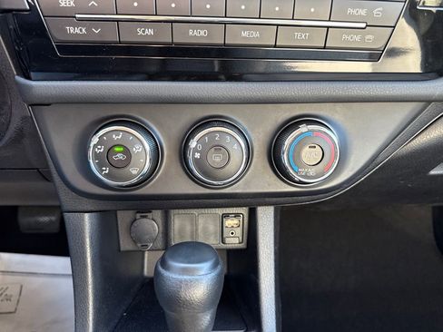 Used 2015 Toyota Corolla L image 22