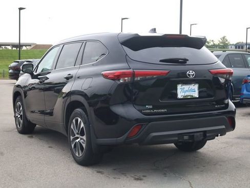 Used 2021 Toyota Highlander XLE AWD/4WD image 5