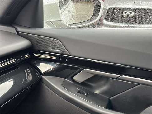 Used 2024 BMW 530i xDrive w/ Premium Package image 29