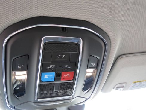 Used 2023 Jeep Grand Cherokee Limited image 19