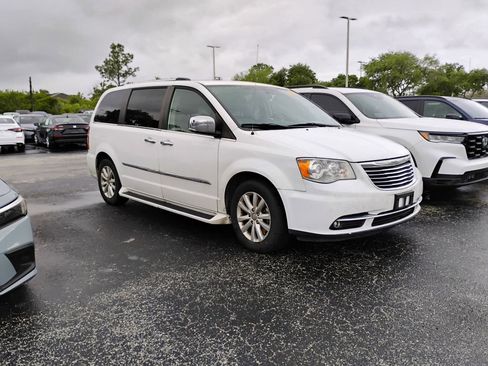 Used 2015 Chrysler Town & Country Limited Platinum image 2