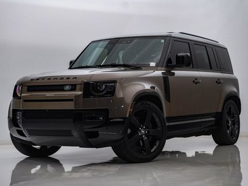 Used 2025 Land Rover Defender 110 X-Dynamic SE AWD/4WD image 1
