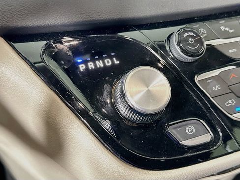 Used 2024 Chrysler Pacifica Touring-L FWD image 16