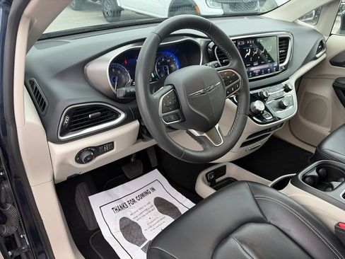 Used 2023 Chrysler Pacifica Touring-L FWD image 11