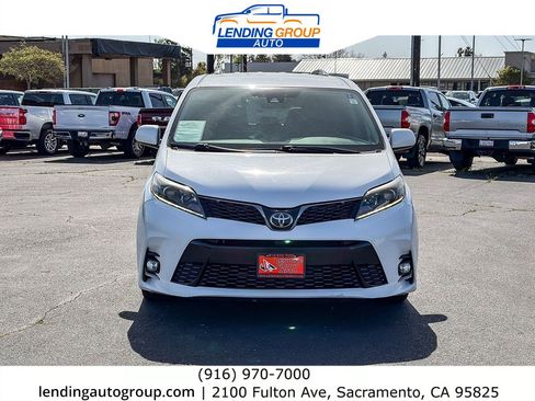 Used 2018 Toyota Sienna SE image 6