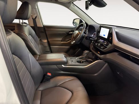 Used 2024 Toyota Highlander XLE image 19