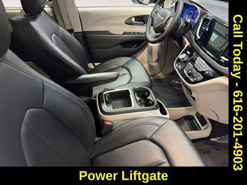 Used 2024 Chrysler Pacifica Touring-L image 4
