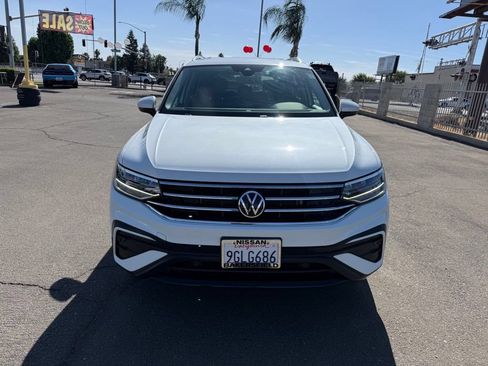 Used 2023 Volkswagen Tiguan SE FWD image 2