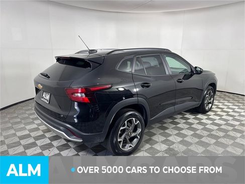 Used 2025 Chevrolet Trax LT w/ LT Convenience Package image 6