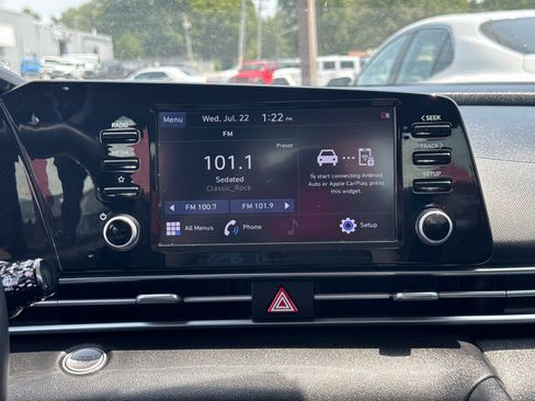 Used 2022 Hyundai Elantra SEL w/ Convenience Package FWD image 10