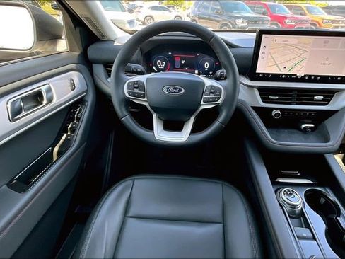 Used 2025 Ford Explorer Active w/ Active Comfort Package RWD image 8
