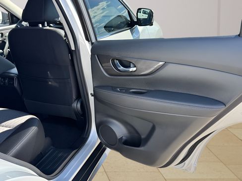 Used 2019 Nissan Rogue SV w/ Premium Package FWD image 11