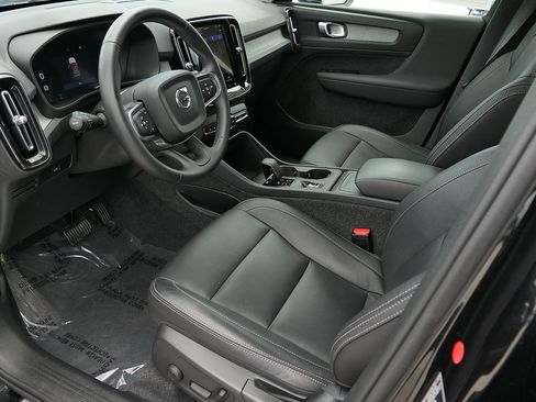 Used 2025 Volvo XC40 B5 Core AWD/4WD image 12