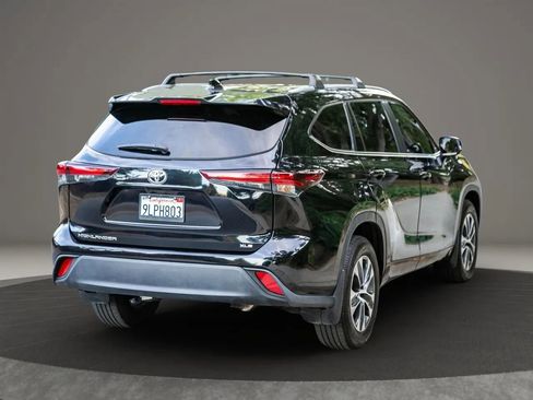 Used 2024 Toyota Highlander XLE image 4