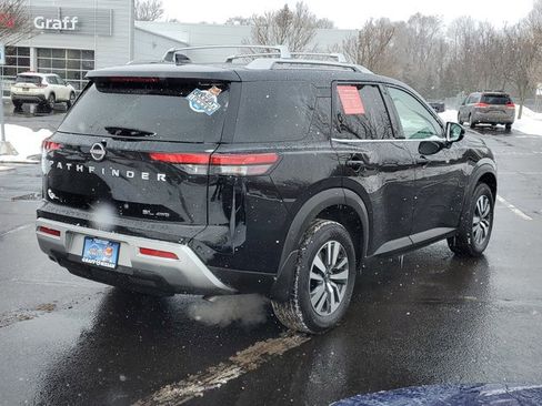 Certified 2025 Nissan Pathfinder SL image 3
