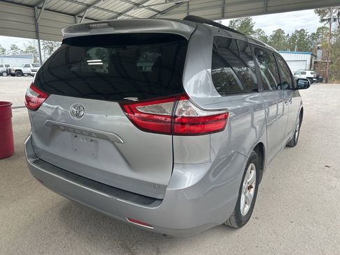 Used 2017 Toyota Sienna LE image 3